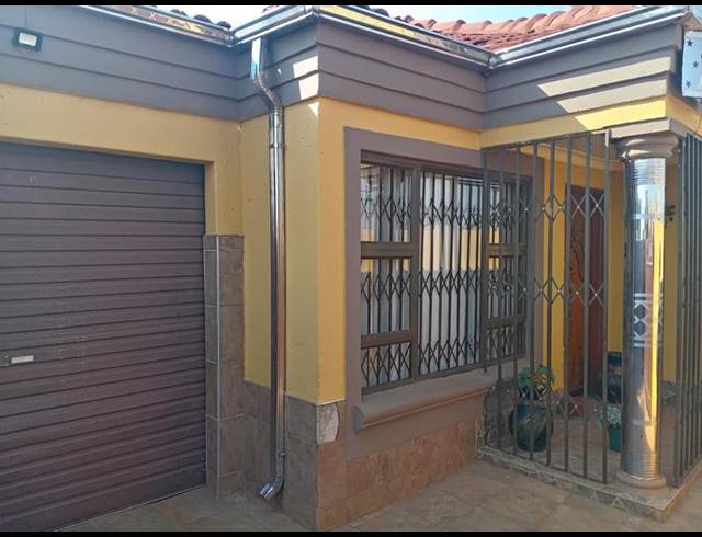 3 BEDROOM HOUSE FOR SALE IN MOLELEKI EXT 2